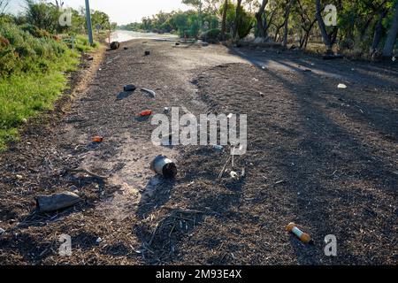 Müll und organisches Material bedecken die Straßenoberfläche, während sich das Hochwasser auf dem Ranfurly Way wiedererholt. Eine Hauptverbindungsstraße zwischen den Städten Mildura und Mer Stockfoto