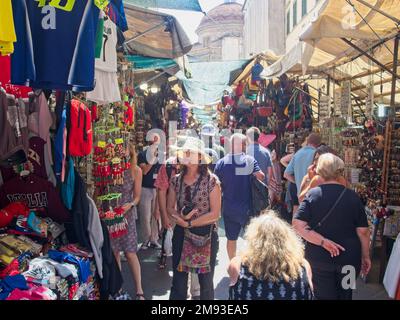 Ein geschäftiger Bekleidungsmarkt in Florenz, Italien Stockfoto