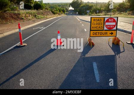 Straße gesperrt, keine Eintrittsschilder auf Pump Hill Merbin, Victoria, Australien. Ereignis, 2022-23 Überschwemmung. Stockfoto