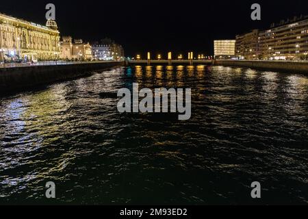 San Sebastian, Spanien - 29. Dezember 2022: Hotel Maria Cristina in der Nähe der Mündung von San Sebastian bei Nacht. Stockfoto