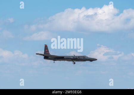 oshkosh, WI - 27. Juli 2022: Ein U2-Drachenmädchen-Spionageflugzeug fliegt bei einer Flugshow herum. Stockfoto