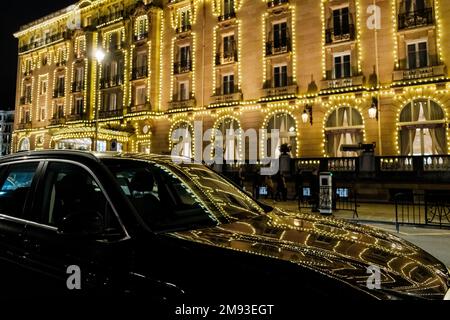 San Sebastian, Spanien - 29. Dezember 2022: Hotel Maria Cristina in der Nähe der Mündung von San Sebastian bei Nacht. Stockfoto