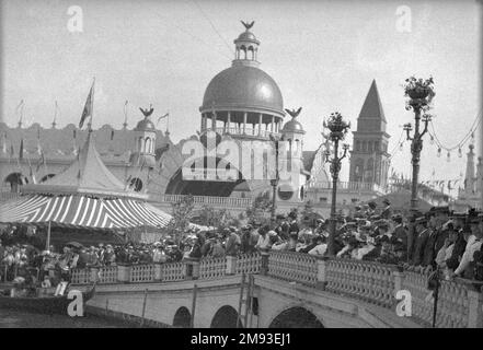 Luna Park, Coney Island, Eugene Wemlinger. Luna Park, Coney Island, 1906. Der negative Luna Park mit Cellulosenitrat bot eine überirdische Erfahrung aus weit entfernten Ecken der Welt, von Gondelfahrten auf den Kanälen von Venedig, die auf diesem Foto zu sehen sind, bis hin zu Eskimo-Dörfern, den Schweizer Alpen und einem Delhi-Marktplatz. 1906 Stockfoto