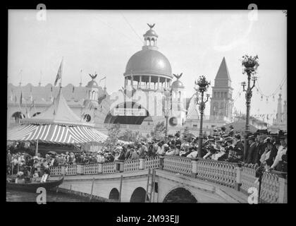 Luna Park, Coney Island, Eugene Wemlinger. Luna Park, Coney Island, 1906. Der negative Luna Park mit Cellulosenitrat bot eine überirdische Erfahrung aus weit entfernten Ecken der Welt, von Gondelfahrten auf den Kanälen von Venedig, die auf diesem Foto zu sehen sind, bis hin zu Eskimo-Dörfern, den Schweizer Alpen und einem Delhi-Marktplatz. 1906 Stockfoto