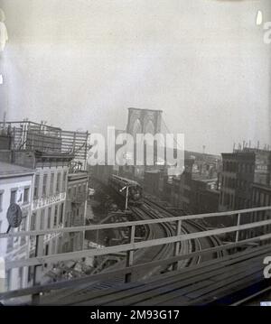 Brooklyn Bridge und Elevated Road nach Fulton Ferry Edgar S. Thomson (amerikanisch, aktiv 1890er-1900er). Brooklyn Bridge und Elevated Road bis Fulton Ferry, 1896. Glasplatte negativ, 4 x 5 Zoll (10,2 x 12,7 cm). 1896 Stockfoto