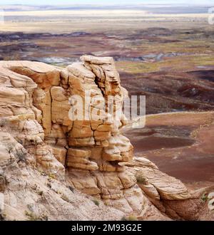 Gestreifte violette Sandsteinformationen der Blue Mesa Badlands im Petrified Forest National Park, Arizona, USA. Den amerikanischen Südwesten erkunden. Stockfoto