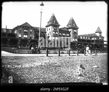 Brighton Beach Hotel Edgar S. Thomson (amerikanisch, aktiv 1890er-1900er). Brighton Beach Hotel, 1896. Gelatine, trockene Glasplatte, negativ, 4 x 5 Zoll (10,2 x 12,7 cm). Während das Baden im Ozean im 19. Jahrhundert an Beliebtheit zunahm, war das östliche Ende der Insel – am weitesten von der Stadt entfernt und in einiger Entfernung von den raueren Abschnitten im Westen, die bei den städtischen Arbeiterklassen beliebt waren – immer beliebter Wurde schnell zu einem exklusiven Rückzugsort mit mehreren üppigen Hotels entlang der überwiegend in Privatbesitz befindlichen Strände. Einrichtungen wie das luxuriöse Oriental für die Reichen und das Brighton Beach Hotel, Stockfoto