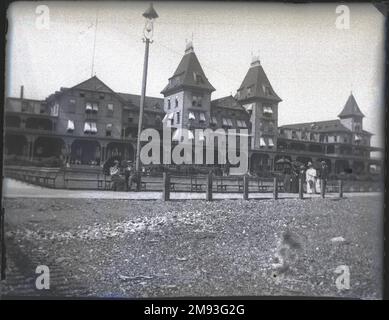 Brighton Beach Hotel Edgar S. Thomson (amerikanisch, aktiv 1890er-1900er). Brighton Beach Hotel, 1896. Gelatine, trockene Glasplatte, negativ, 4 x 5 Zoll (10,2 x 12,7 cm). Während das Baden im Ozean im 19. Jahrhundert an Beliebtheit zunahm, war das östliche Ende der Insel – am weitesten von der Stadt entfernt und in einiger Entfernung von den raueren Abschnitten im Westen, die bei den städtischen Arbeiterklassen beliebt waren – immer beliebter Wurde schnell zu einem exklusiven Rückzugsort mit mehreren üppigen Hotels entlang der überwiegend in Privatbesitz befindlichen Strände. Einrichtungen wie das luxuriöse Oriental für die Reichen und das Brighton Beach Hotel, Stockfoto