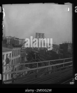 Brooklyn Bridge und Elevated Road nach Fulton Ferry Edgar S. Thomson (amerikanisch, aktiv 1890er-1900er). Brooklyn Bridge und Elevated Road bis Fulton Ferry, 1896. Glasplatte negativ, 4 x 5 Zoll (10,2 x 12,7 cm). 1896 Stockfoto