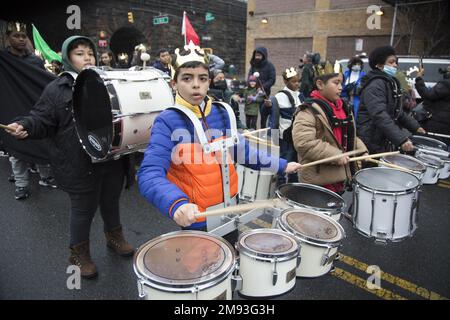 2023 Three Kings Day Parade entlang der 3. Avenue in Spanish Harlem, ausgerichtet von El Museo del Barrio, New Yorks führender lateinamerikanischer Kulturinstitution. Eine der großen künstlerischen Puppen des El Museo del Barrio, die jedes Jahr die Parade leiten. Stockfoto