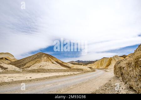 Die berühmte Twenty Mule Teams Road im Death Valley-Nationalpark, Kalifornien, USA. Den amerikanischen Südwesten erkunden. Stockfoto