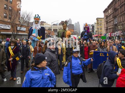 2023 Three Kings Day Parade entlang der 3. Avenue in Spanish Harlem, ausgerichtet von El Museo del Barrio, New Yorks führender lateinamerikanischer Kulturinstitution. Eine der großen künstlerischen Puppen des El Museo del Barrio, die jedes Jahr die Parade leiten. Stockfoto