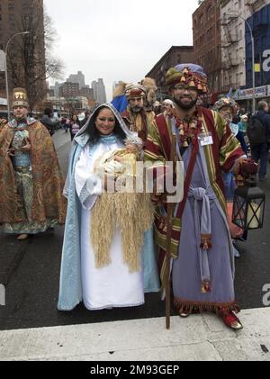 2023 Three Kings Day Parade entlang der 3. Avenue in Spanish Harlem, ausgerichtet von El Museo del Barrio, New Yorks führender lateinamerikanischer Kulturinstitution. Eine der großen künstlerischen Puppen des El Museo del Barrio, die jedes Jahr die Parade leiten. Stockfoto