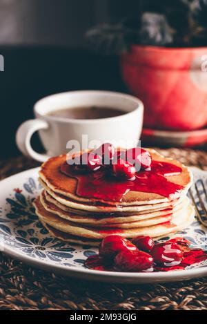 Stapel Pfannkuchen mit Marmelade auf Dogberry weiße Platte mit verzierten Stockfoto