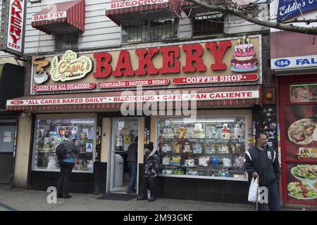 Bäckerei in der E. 116. Street in Spanish Harlem in New York City. Stockfoto