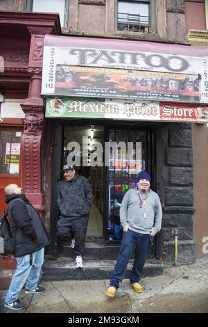 Tattoo Salon Künstler und Besitzer (Zentrum) in der East 116. Street in Spanish Harlem, New York City. Stockfoto