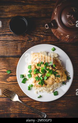 Oyakodon. Japanisches Reisgericht mit Huhn, Ei, in Scheiben geschnittene Schalotten Stockfoto
