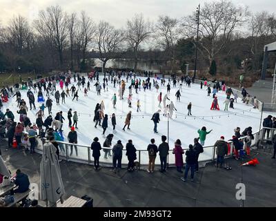 Im LeFrak Center auf der Lakeside Rink im Prospect Park, Brooklyn, New York, können Besucher Schlittschuhlaufen. Stockfoto