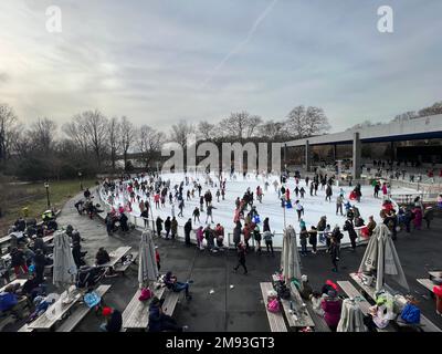 Im LeFrak Center auf der Lakeside Rink im Prospect Park, Brooklyn, New York, können Besucher Schlittschuhlaufen. Stockfoto