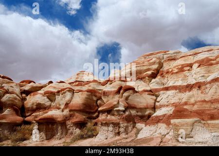 Faszinierende Farben und Formen der Sandsteinformationen des Blue Canyon im Hopi Reservat, Arizona, USA. Den amerikanischen Südwesten erkunden. Stockfoto