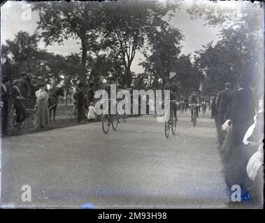 Eröffnung von Coney Island Cycle Path Edgar S. Thomson (amerikanisch, aktiv 1890er-1900er). , 1896. Glasplatte negativ dieser Fahrradweg, im Zentrum des Grand Ocean Parkway, wird noch heute genutzt. Es erstreckt sich vom Prospect Park bis nach Coney Island und bietet leichten Zugang zum Strand von den zentralen Teilen von Brooklyn. Um die Jahrhundertwende machte eine neue Art von sichereren Fahrrädern das Fahrradfahren billiger und einfacher und trug dazu bei, dass das Fahrrad sowohl von Männern als auch von Frauen in Freizeit und im Transport weit verbreitet war. Das Fahrrad wurde auch zu einem Symbol für freie, mobile Frauen und war ein wichtiger Stockfoto