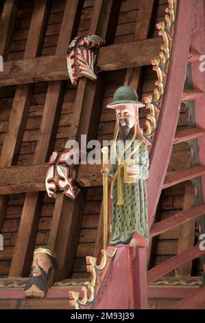 Hölzerne Figur von St. Philip, schutzpatron der Hutmacher. Eine von zwölf Statuen von Jesus' Aposteln. St. John the Baptist Church, Bere Regis, Dorset, England. Stockfoto