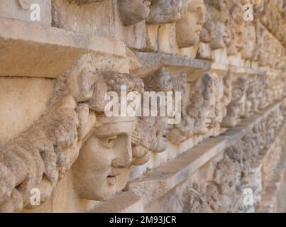 Geschnitzte griechische Maske aus den Ruinen des Theaters der antiken Stadt Aphrodisias, Aydin, Türkei, geborgen Stockfoto