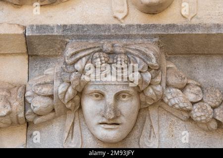 Geschnitzte griechische Maske aus den Ruinen des Theaters der antiken Stadt Aphrodisias, Aydin, Türkei, geborgen Stockfoto