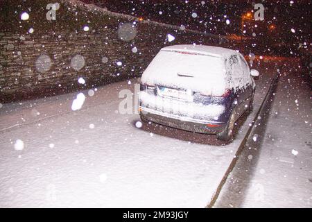 Castletownshend, West Cork, Irland. Montag, 16. Januar 2023 Der Winter kehrte nach Castletownshend West Cork zurück, mit Temperaturen unter Null und anhaltendem starkem Schneefall heute Nacht. Credits aphperspective/Alamy Live News Stockfoto