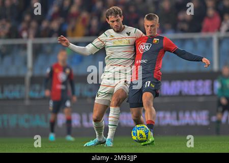 Genua, Italien. 16. Januar 2023. Francis Tanner Tessmann (Venezia) - Albert Gudmundsson (Genua) während des Spiels CFC gegen Venezia FC in Genua, italienischer Fußball Serie B in Genua, Italien, Januar 16 2023 Kredit: Independent Photo Agency/Alamy Live News Stockfoto