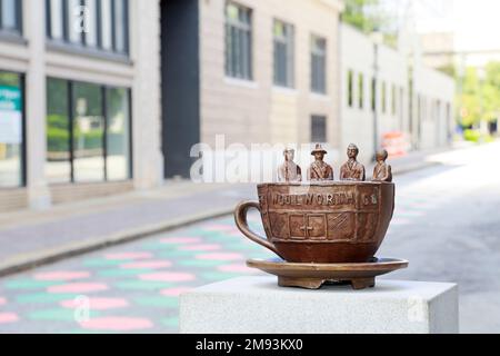 Statue of Woolworth Lunch Counter Sit-in, Greensboro, NC, North Carolina. Cup of Freedom von Charles Jenkins Stockfoto