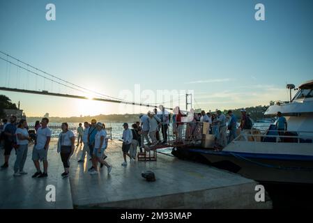 Die Touristengruppe, die aus touristischen Gründen nach Istanbul kam, stammt von der Bosporus-Tour. Touristengruppe, die von der Fähre aussteigt Stockfoto