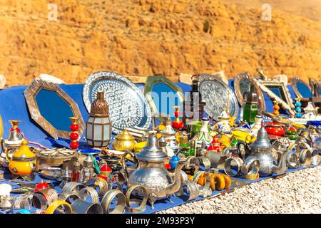 Bunte marokkanische Souvenirs auf dem Markt. Teekannen und Teller, Dekorationen, Tagines, Schmuckstücke Stockfoto