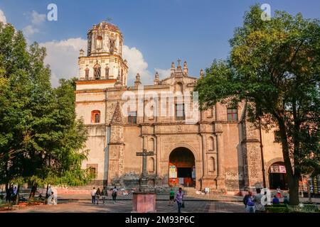 Die San Juan Bautista Kirche und das Kloster auf der Plaza Hidalgo im Coyoacan-Viertel von Mexiko-Stadt, Mexiko. Die spanische Kolonialkirche begann 1522 auf den Ruinen eines Aztekentempels. Stockfoto