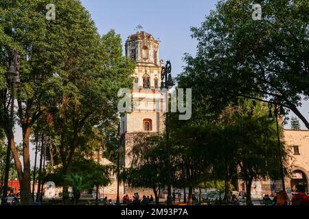 Die San Juan Bautista Kirche und das Kloster auf der Plaza Hidalgo im Coyoacan-Viertel von Mexiko-Stadt, Mexiko. Die spanische Kolonialkirche begann 1522 auf den Ruinen eines Aztekentempels. Stockfoto