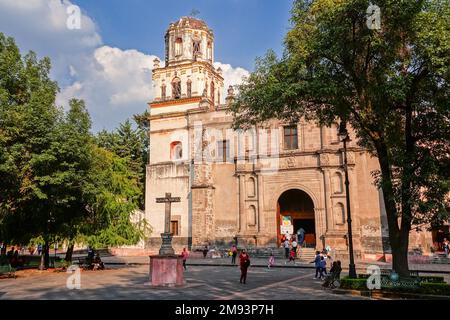 Die San Juan Bautista Kirche und das Kloster auf der Plaza Hidalgo im Coyoacan-Viertel von Mexiko-Stadt, Mexiko. Die spanische Kolonialkirche begann 1522 auf den Ruinen eines Aztekentempels. Stockfoto