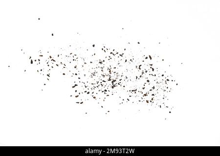 Getrocknete und gemahlene Trompetenpilze, isoliert auf weißem Hintergrund. Schwarzer Pfifferling Pilzpulver Gewürz. Aromatisches Pilzgewürz. Stockfoto