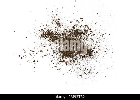 Getrocknete und gemahlene Trompetenpilze, isoliert auf weißem Hintergrund. Schwarzer Pfifferling Pilzpulver Gewürz. Aromatisches Pilzgewürz. Stockfoto