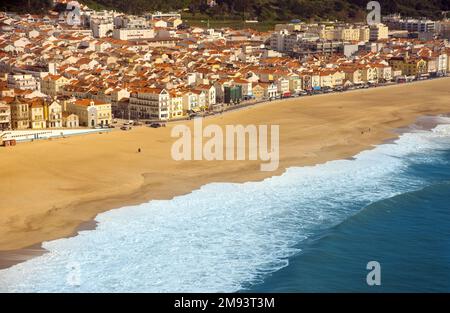 Blick auf Nazare. Sandstrand, Meer, Dorf Nazare, Portugal. Stockfoto