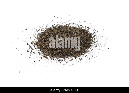 Getrocknete und gemahlene Trompetenpilze, isoliert auf weißem Hintergrund. Schwarzer Pfifferling Pilzpulver Gewürz. Aromatisches Pilzgewürz. Stockfoto