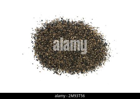 Getrocknete und gemahlene Trompetenpilze, isoliert auf weißem Hintergrund. Schwarzer Pfifferling Pilzpulver Gewürz. Aromatisches Pilzgewürz. Stockfoto