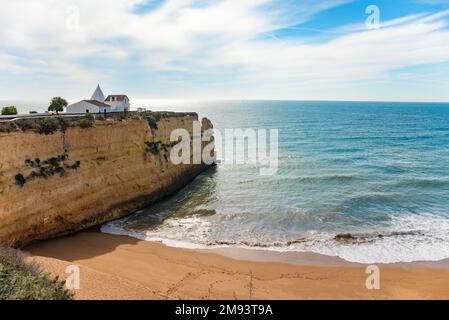 Natürliche Höhlen und Strand, Algarve Portugal. Felsbögen von sieben Hängenden Tälern und türkisfarbenes Meerwasser an der Küste Portugals in der Region Algarve Stockfoto