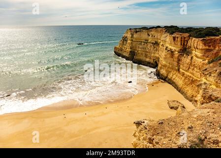 Natürliche Höhlen und Strand, Algarve Portugal. Felsbögen von sieben Hängenden Tälern und türkisfarbenes Meerwasser an der Küste Portugals in der Region Algarve Stockfoto