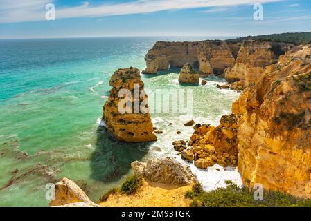 Natürliche Höhlen und Strand, Algarve Portugal. Felsbögen von sieben Hängenden Tälern und türkisfarbenes Meerwasser an der Küste Portugals in der Region Algarve Stockfoto