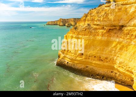 Natürliche Höhlen und Strand, Algarve Portugal. Felsbögen von sieben Hängenden Tälern und türkisfarbenes Meerwasser an der Küste Portugals in der Region Algarve Stockfoto
