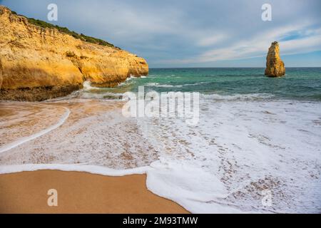 Natürliche Höhlen und Strand, Algarve Portugal. Felsbögen von sieben Hängenden Tälern und türkisfarbenes Meerwasser an der Küste Portugals in der Region Algarve Stockfoto