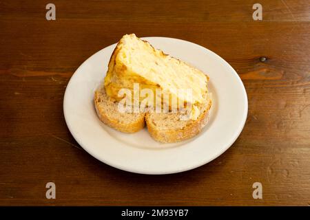 Typisch spanische Tortilla Pincho wird als Tapa in einem spanischen Restaurant serviert Stockfoto