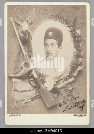 Offizielles königliches Porträt von Prinz Nosratollah, eines von 274 alten Fotos Abdullah Qajar. , 1899. Fotografie in Albumsilber, Foto: 8 5/8 x 6 5/16 cm (21,9 x 16 cm). Kunst der islamischen Welt 1899 Stockfoto
