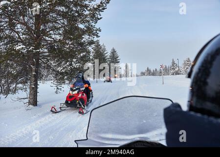 Schneemobilfahrt in Lappland als Passagier Stockfoto