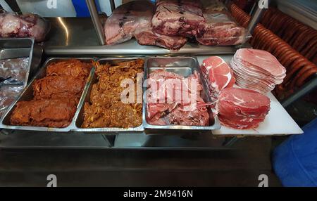 Metzgerei in Mexiko mit verschiedenen Fleischsorten auf Tabletts. Typisch Metzgerei in Lateinamerika. Stockfoto